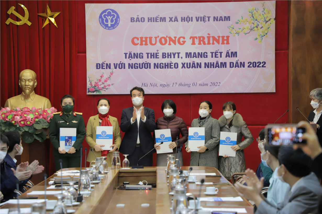 BHXH Việt Nam tặng 10 nghìn thẻ BHYT cho người nghèo dịp Tết
